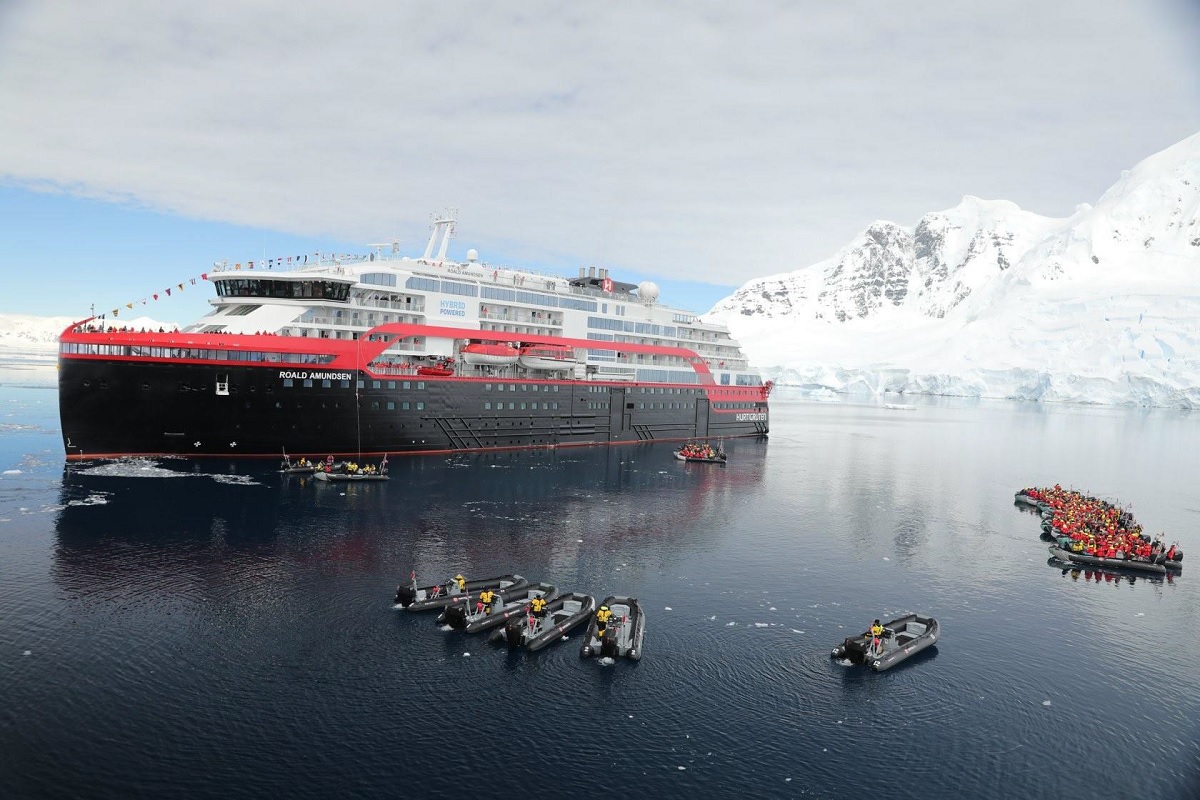 「ロアール・アムンセン」、南極で初の命名式開催