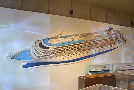 神戸海洋博物館、飛鳥Ⅱの大型鳥瞰図を展示
