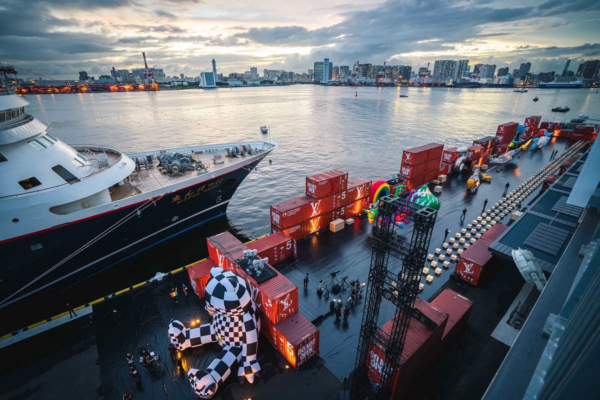 東京港、新客船ターミナルでルイ・ヴィトンのショー開催