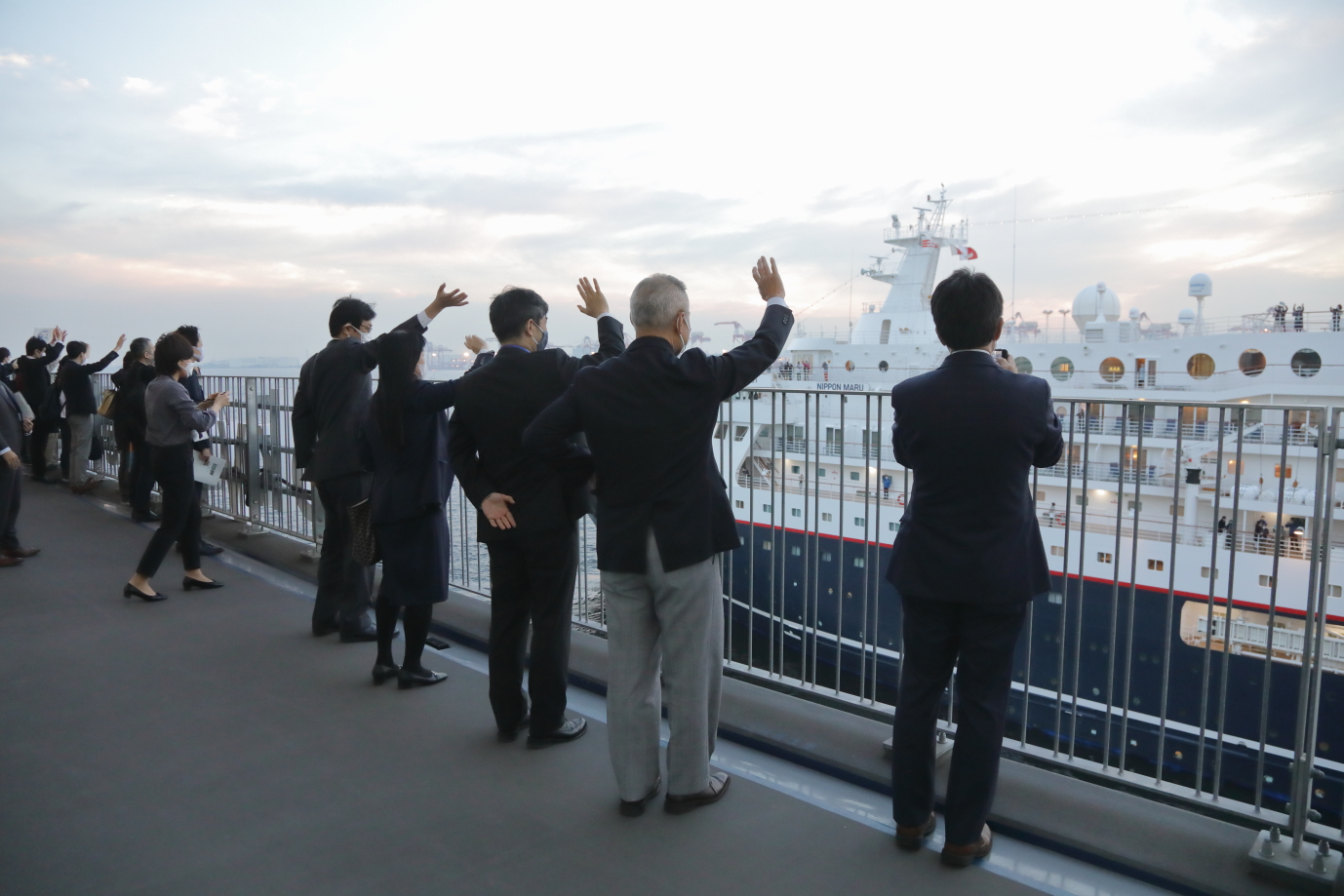 にっぽん丸、東京港で開港80周年記念などセレモニー実施
