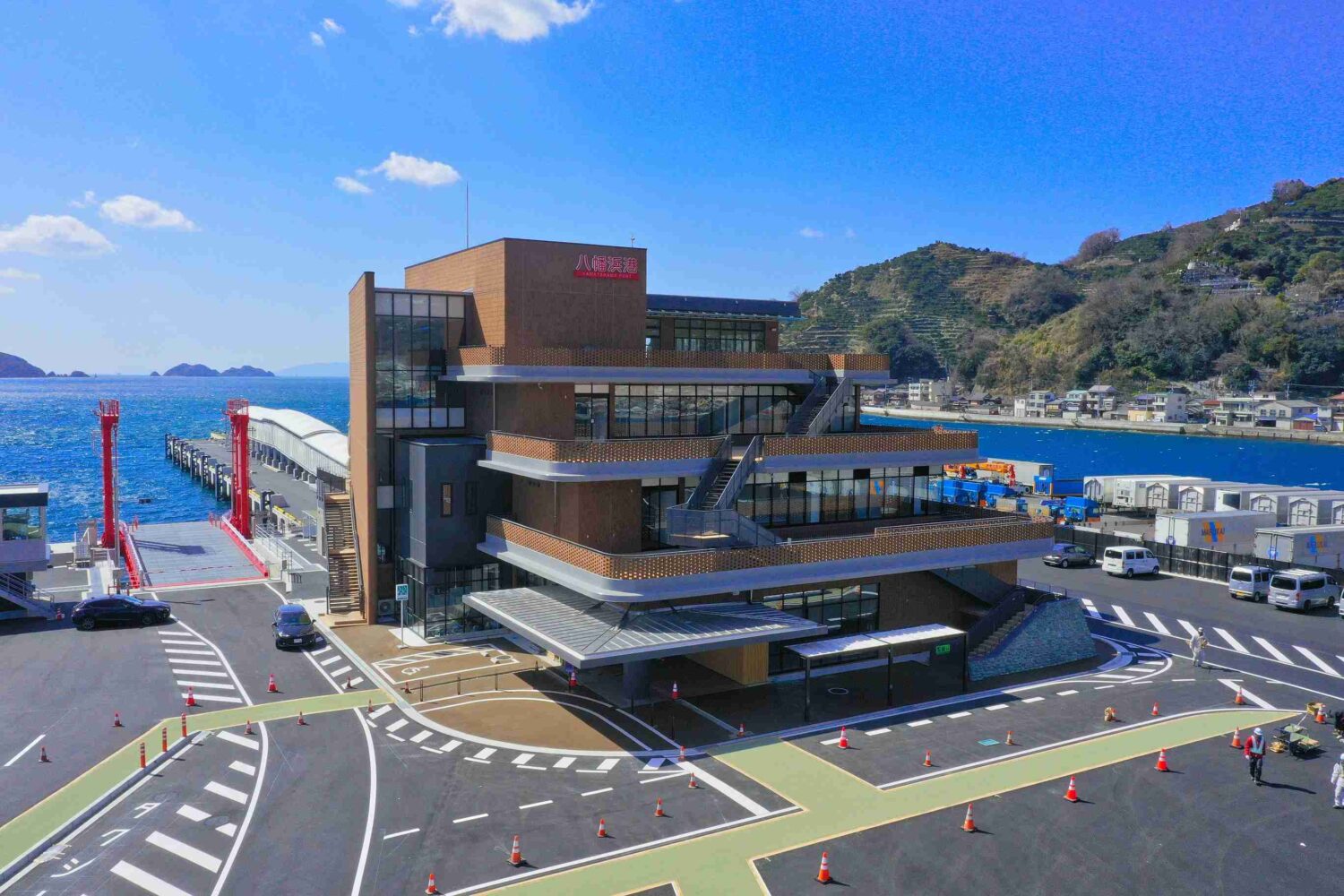 新設の八幡浜港フェリーターミナルが４月から利用開始