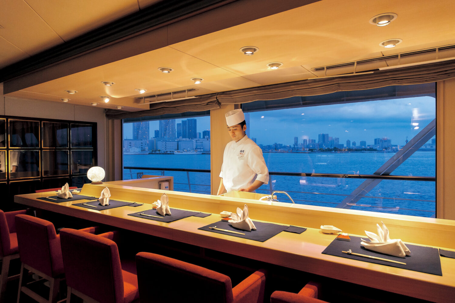レストラン船でプチクルーズ　東京湾の絶景を楽しむ“シンフォニー”のひととき