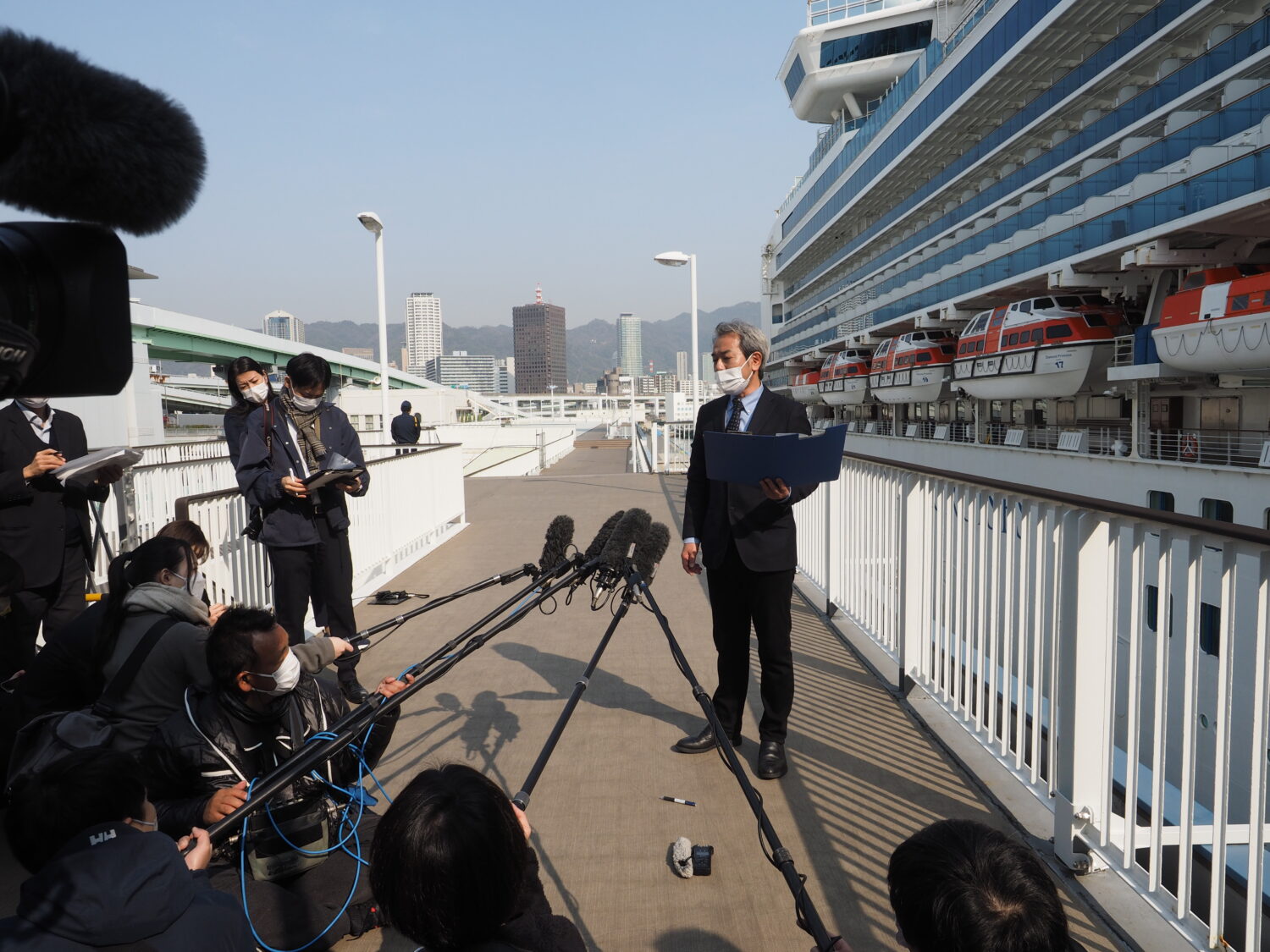 「ダイヤモンド・プリンセス」神戸に入港、同港約3年ぶりの外国客船受け入れ