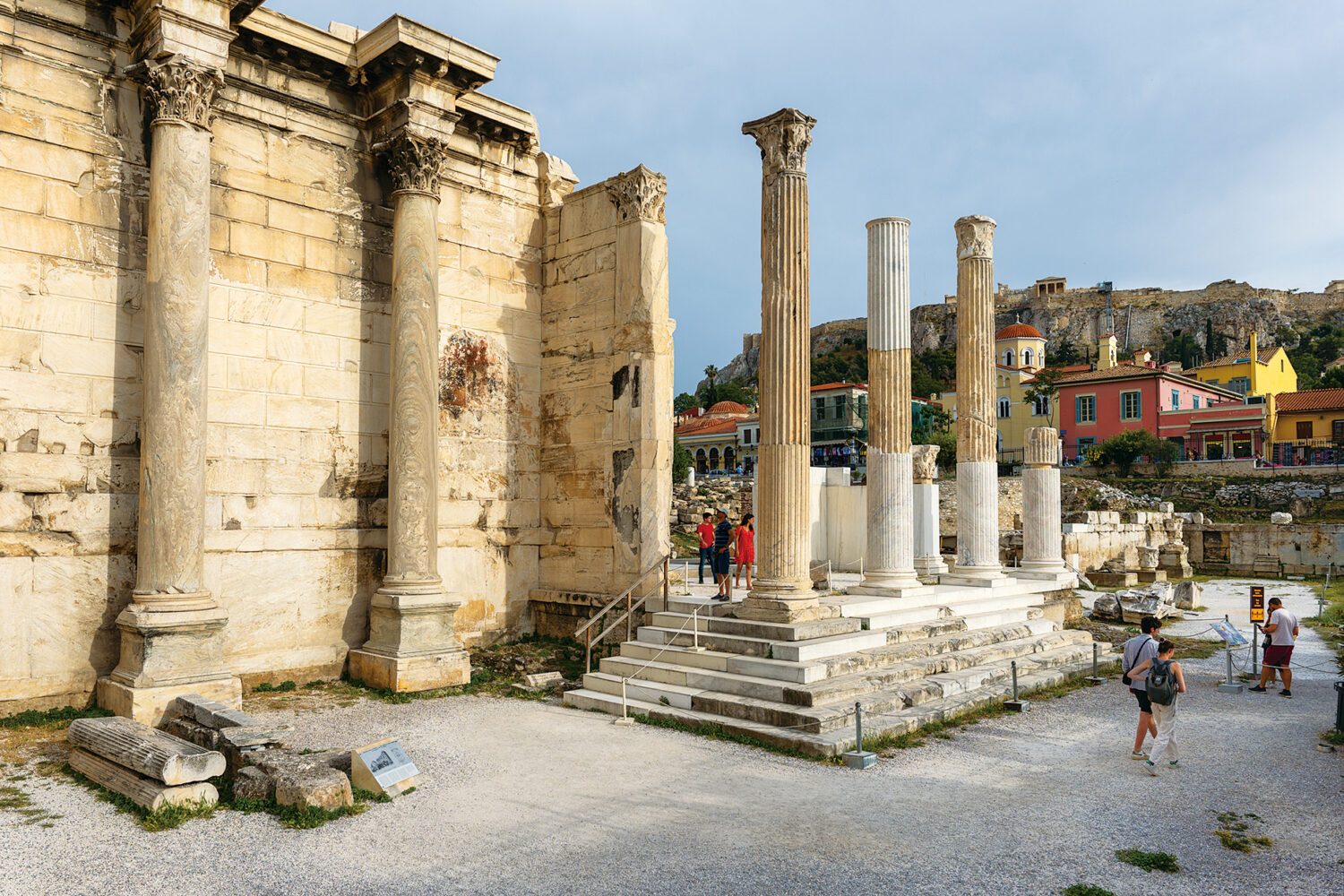 ローマ皇帝ハドリアノスが、2世紀に建てたハドリアヌスの図書館。今は外壁のみを残す