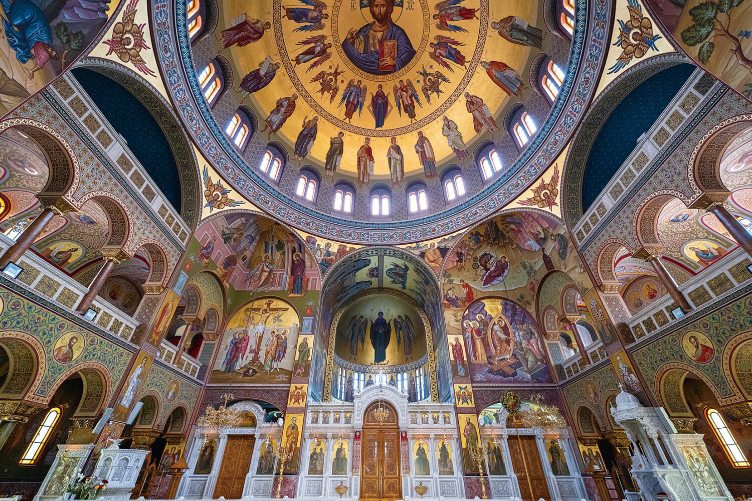ピレウス港近くに立つアギアトリアダ大聖堂の内部。荘厳なギリシャ正教会だ