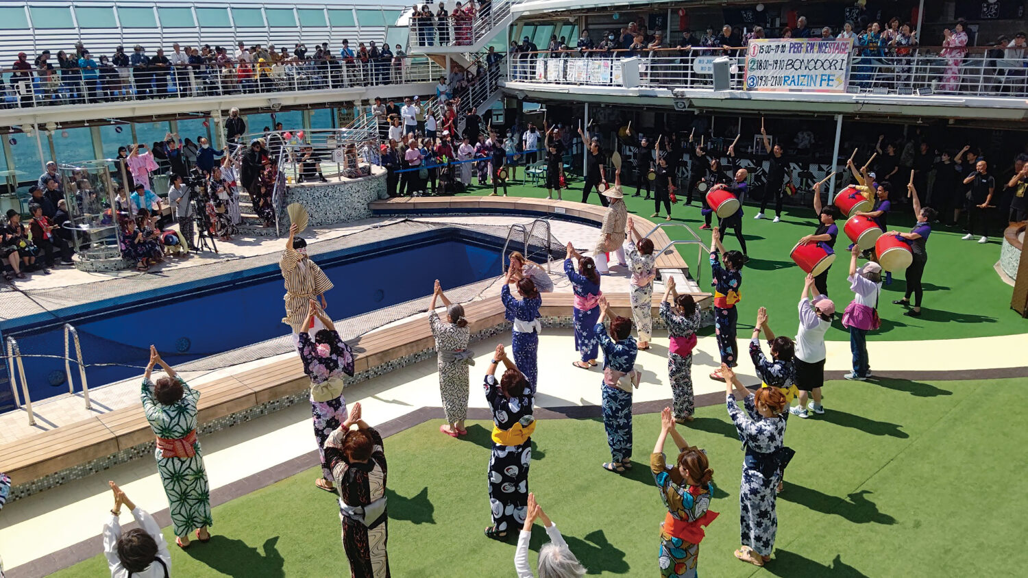 若い世代の乗客が中心となって運営した洋上夏祭りは世代・国籍を超えて盛り上がった