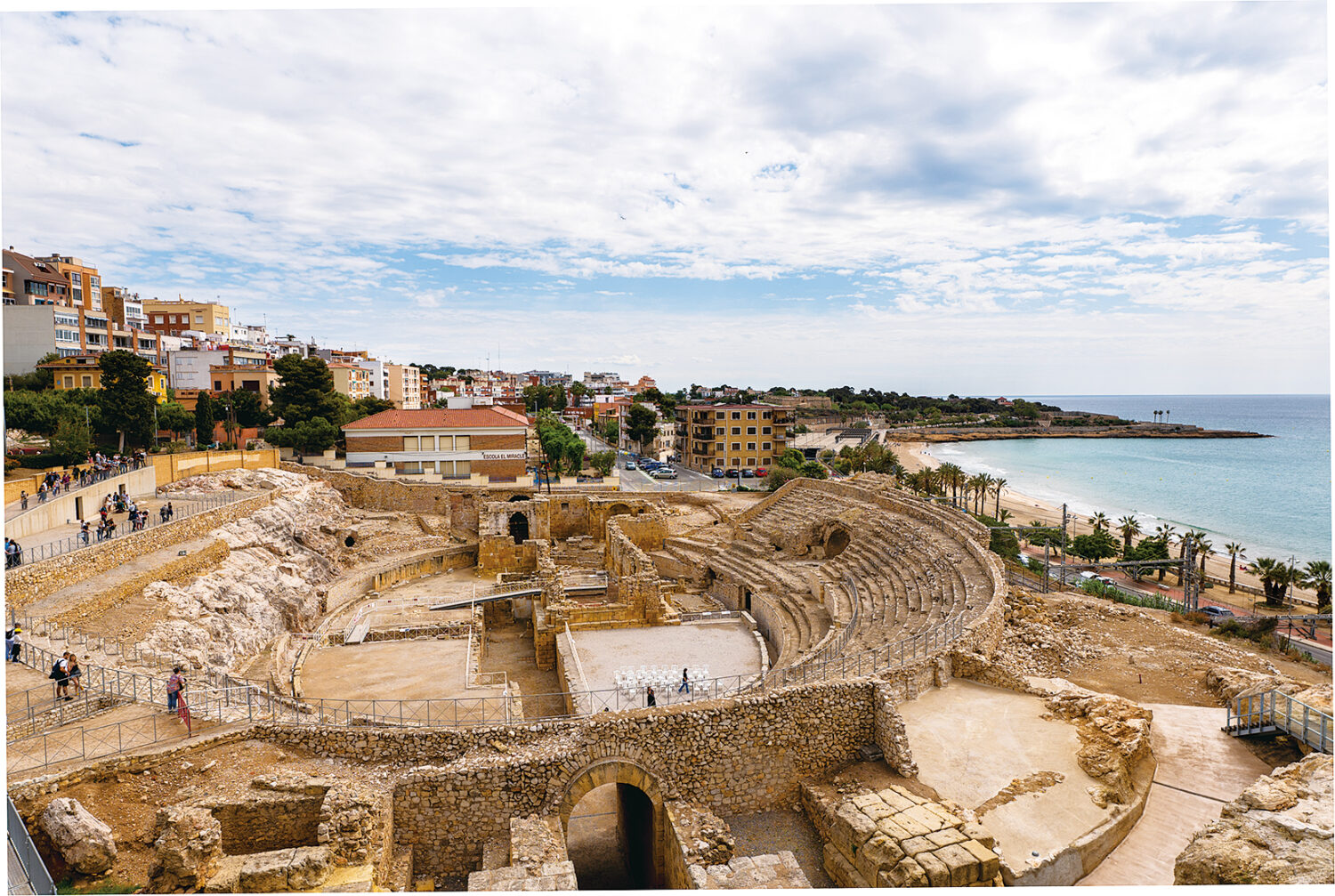 ローマ帝国初期の1世紀ごろに建てられた円形闘技場。背後には真っ青な地中海が見える