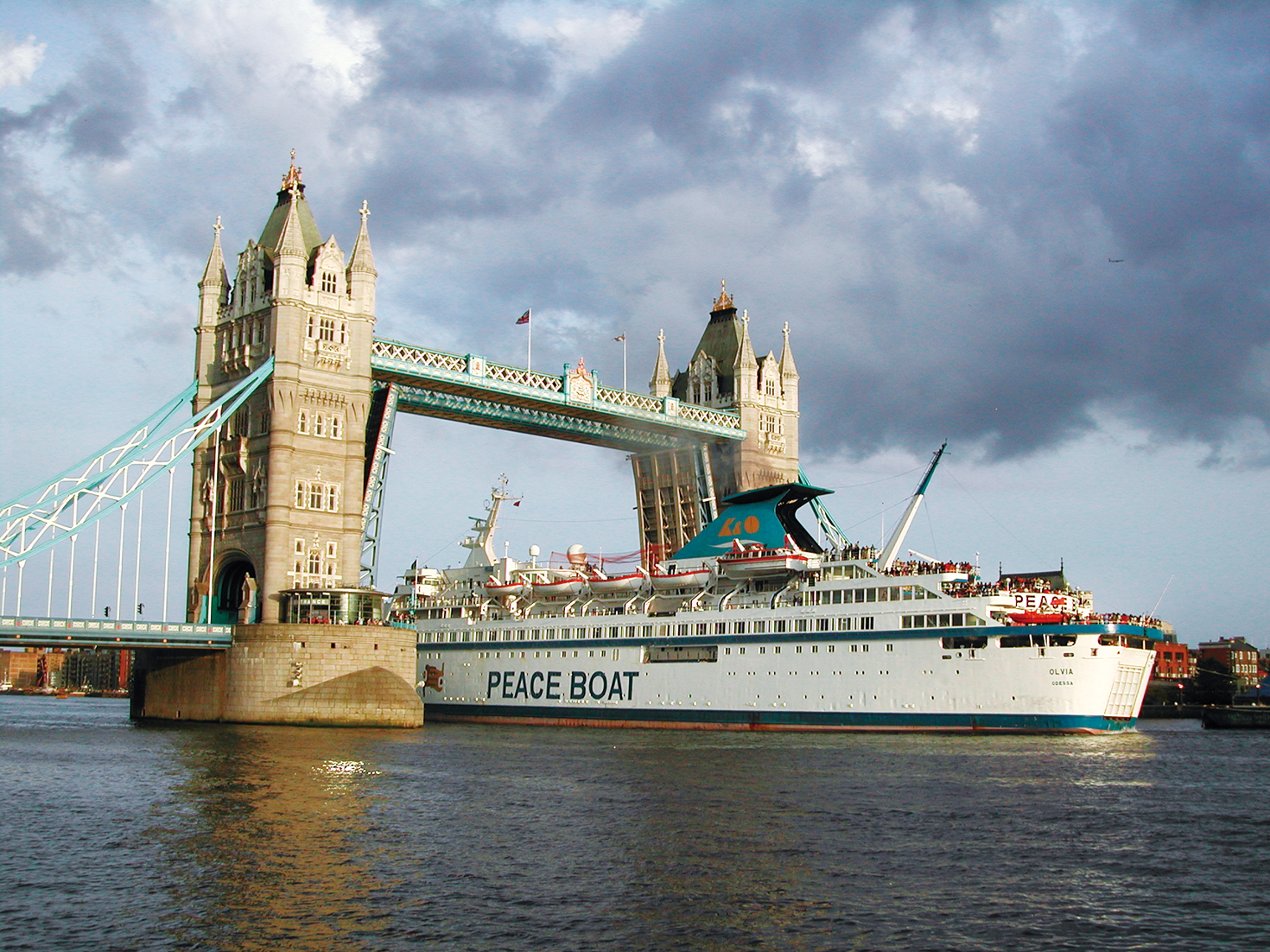 かつてウクライナ船「オリビア」がタワーブリッジをくぐってロンドンに入港した瞬間