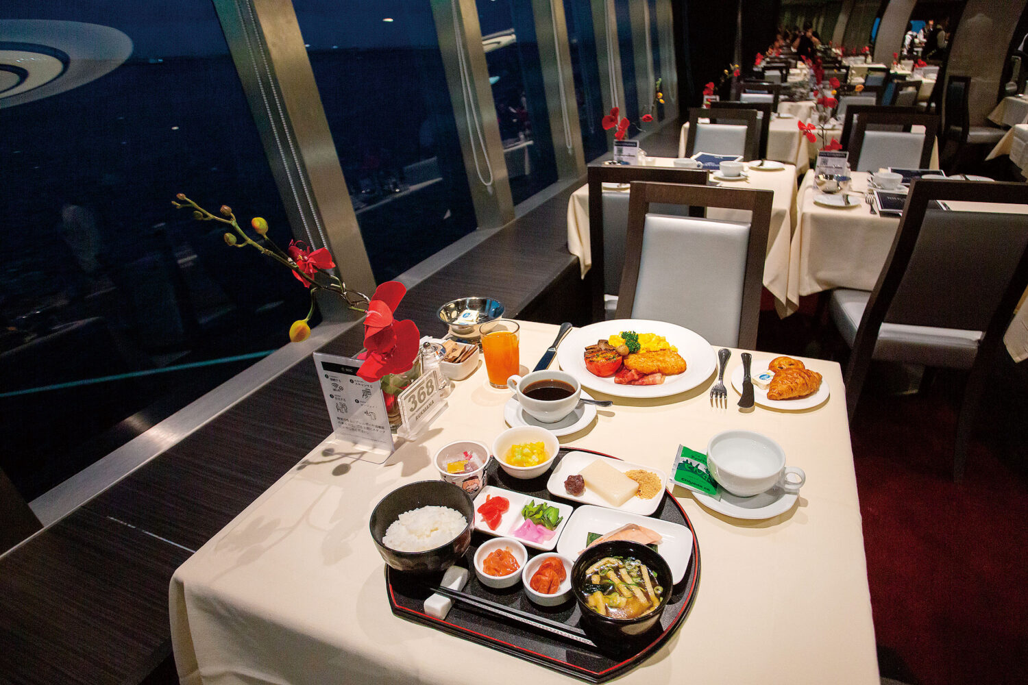 朝食では、焼き魚や塩辛、明太子などのせたを和定食もセレクト可能。