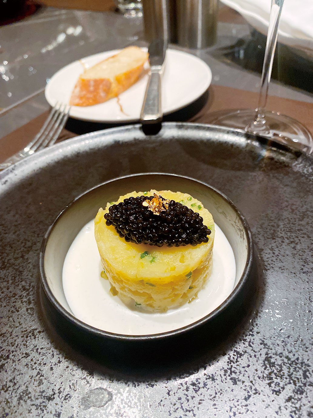 マッシュしたじゃがいもの上にキャビアがたっぷり載った前菜。