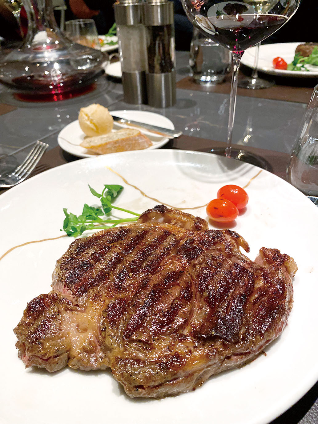 熟成肉を含め、欧州各地のステーキが味わえるのが特徴。