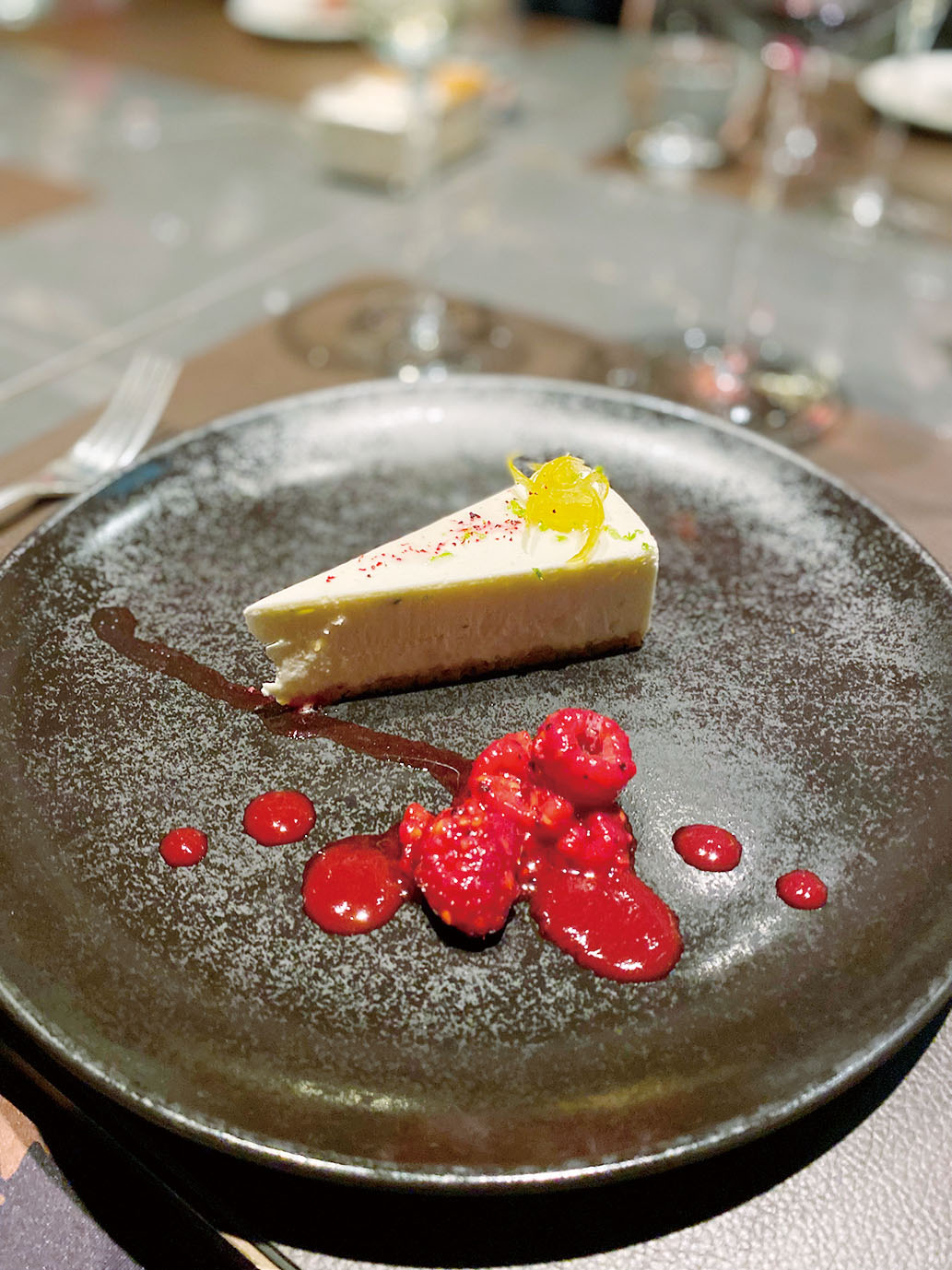 デザートには「ゆずのチーズケーキ 桜風味のラズベリー」も。