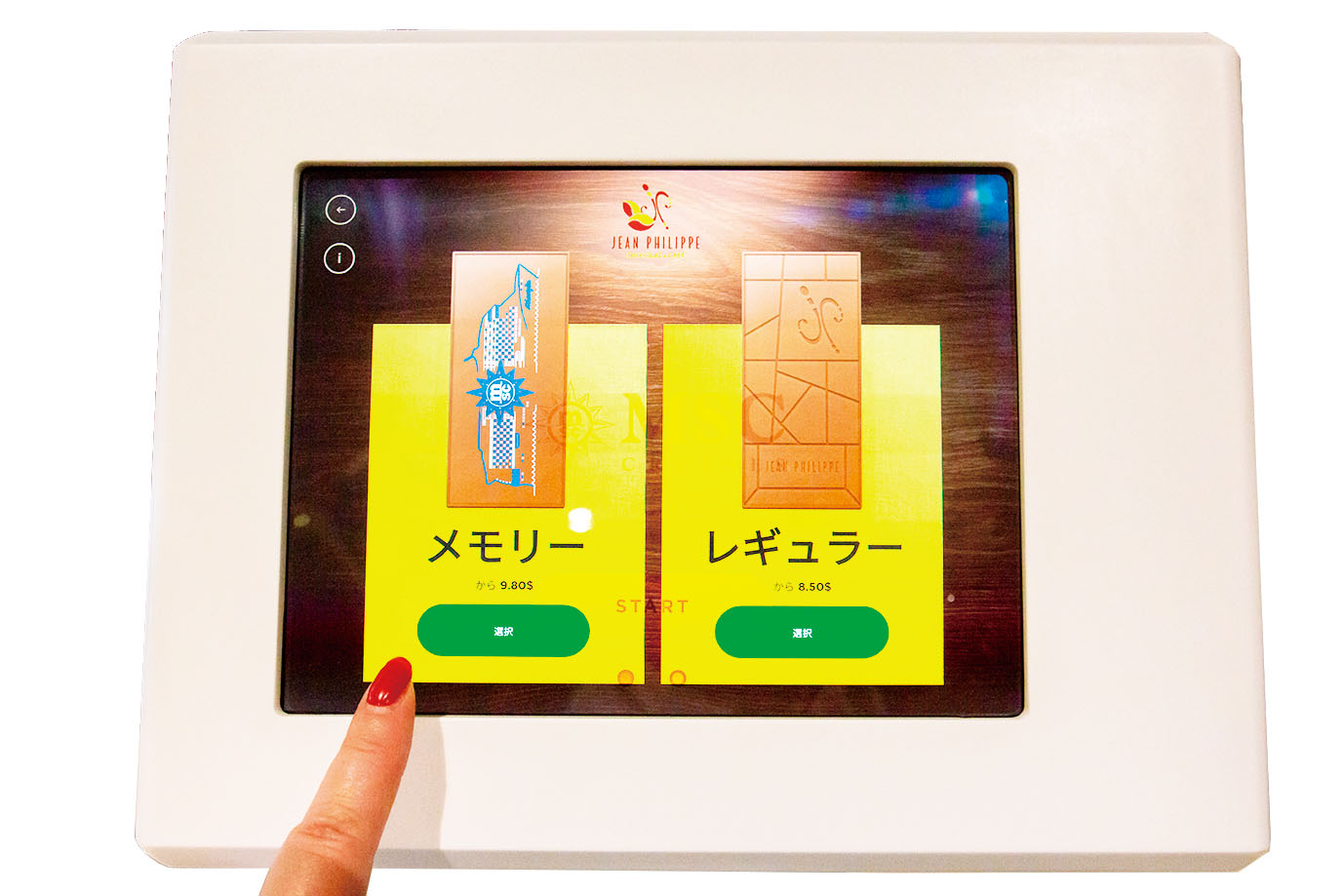 ジャン・フィリップ・モーリーの「ショコラ&カフェバー」では、船内の工房でオリジナルショコラの製作もできる