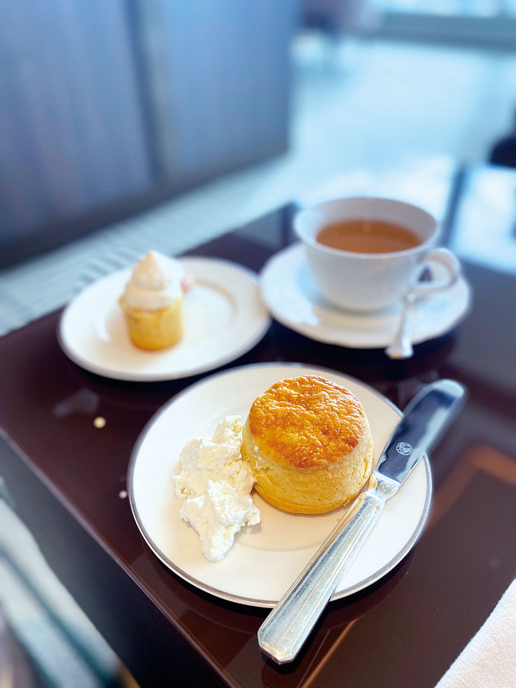 定番のスコーンとクロップド・クリームのほか、レモンケーキやフルーツのタルトなどのミニ・ケーキも。