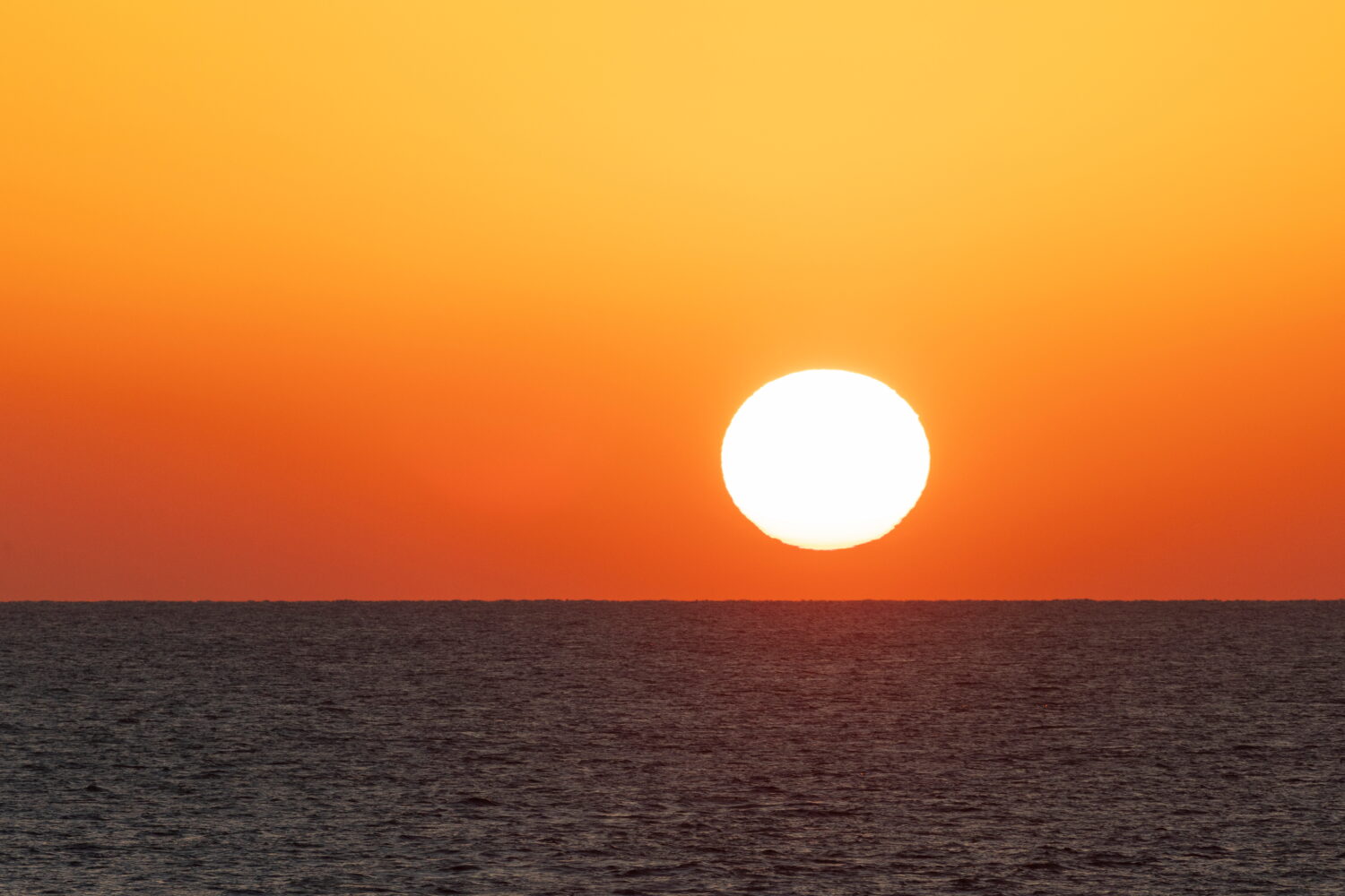 時間が経つにつれて風も収まり、穏やかな海面を夕日が照らした。