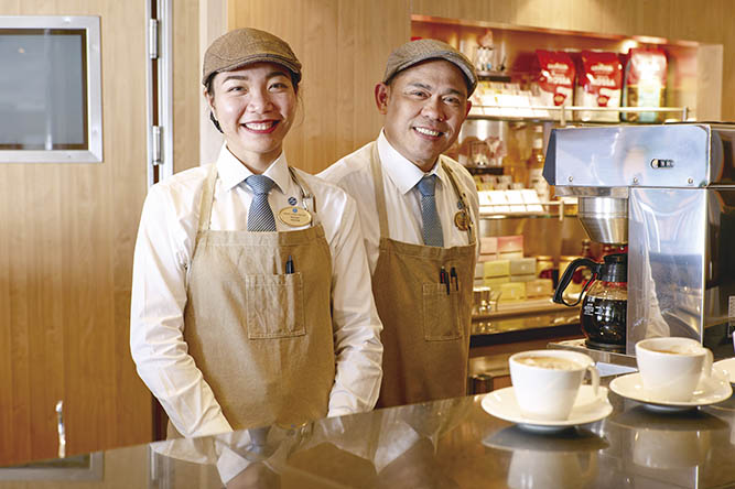 おしゃれな制服のバリスタもいて、ていねいにコーヒーをいれてくれる