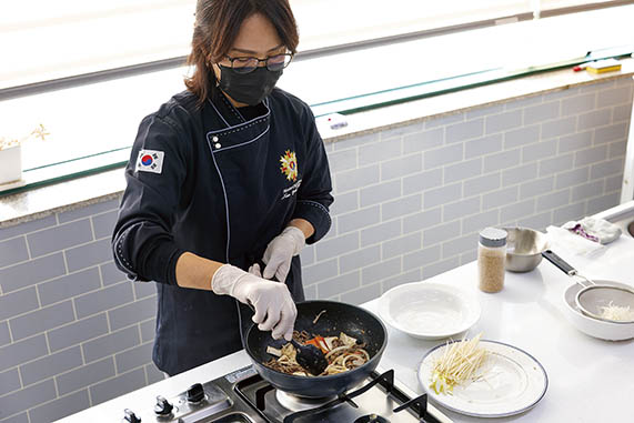 韓国の釜山での料理教室の様子。地元の人に案内してもらうツアーは、人との交流も心に残る