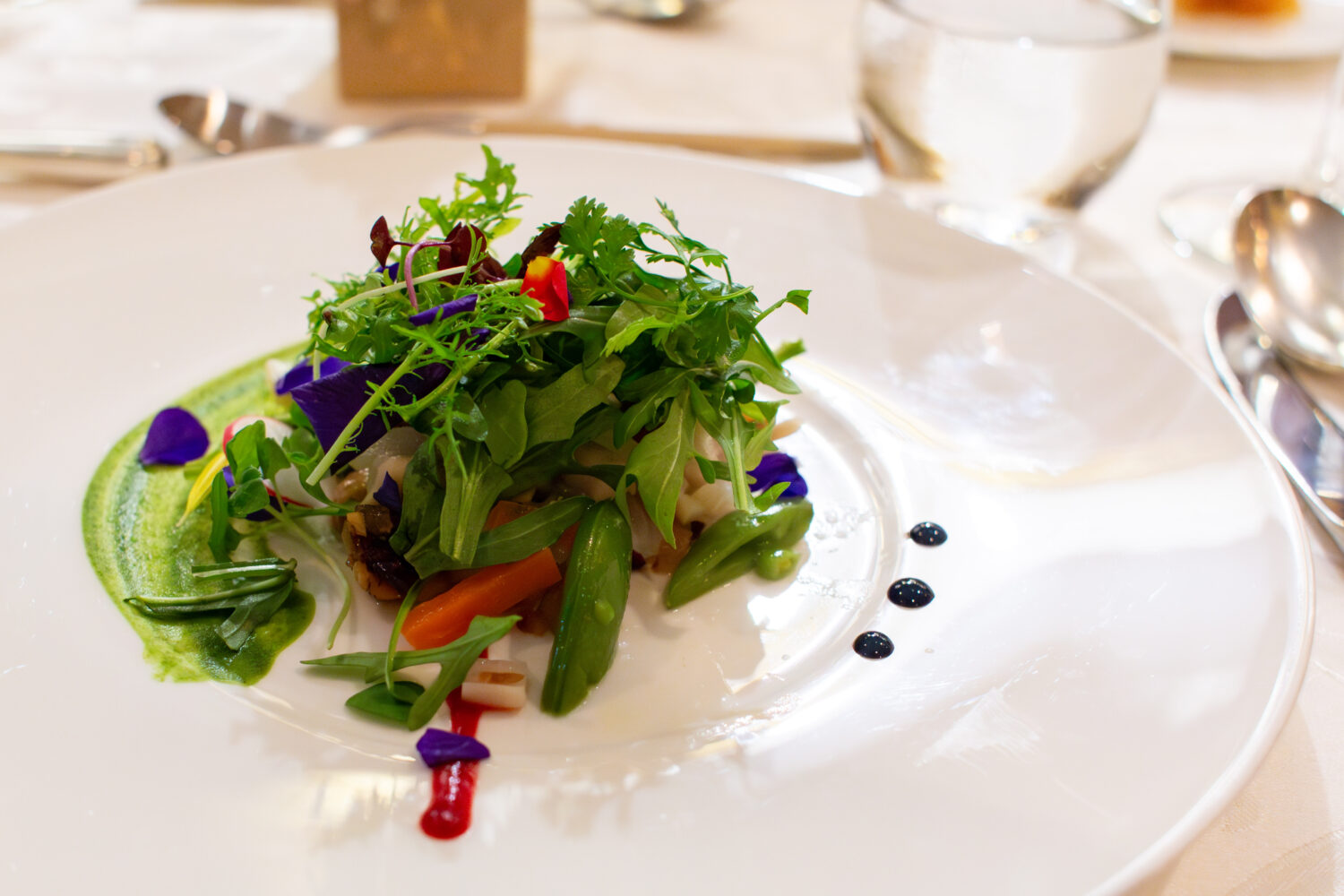 メインの魚料理「烏賊と彩野菜の菜園風」。シャキシャキ、ほくほく、カリッとさまざまな食感と香りが魅惑的なひと皿