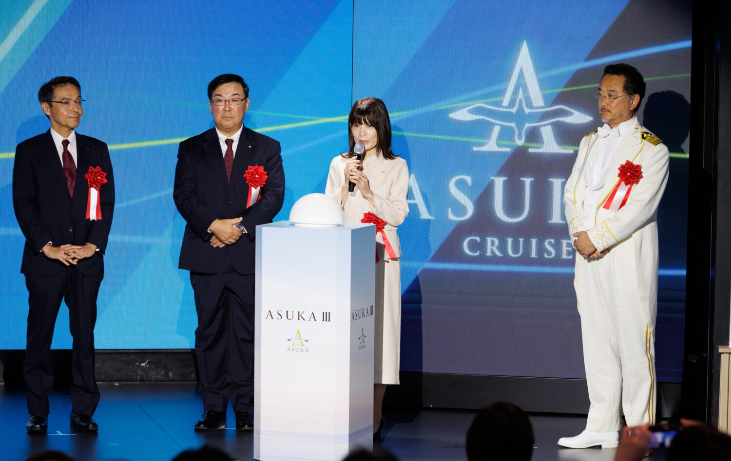 「飛鳥Ⅲ」、横浜港で命名式開催