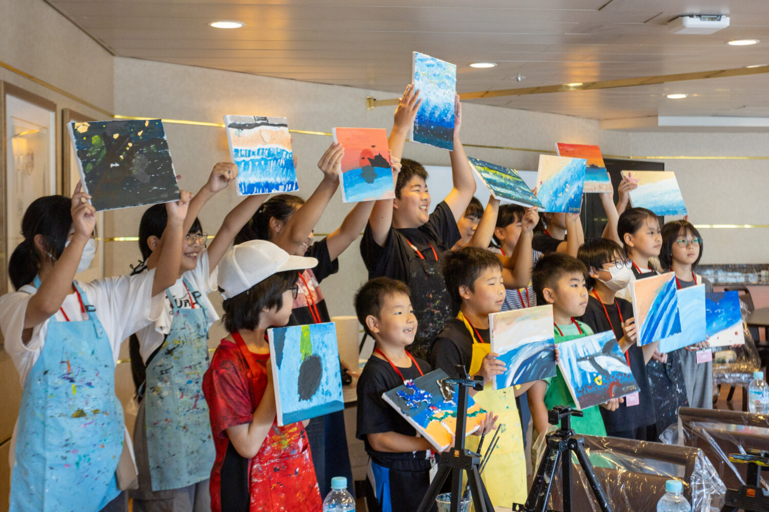 「飛鳥Ⅱ」船内で日本郵船と小樽市が特別絵画イベントを開催