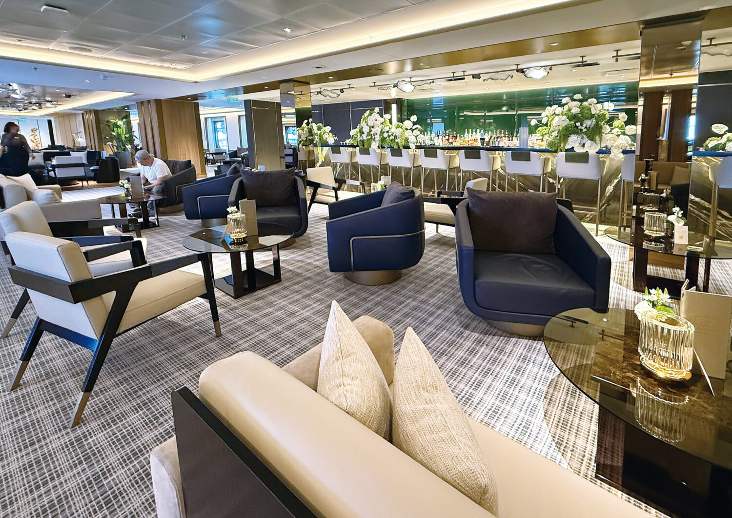 動くホテルで旅をする ザ・リッツ・カールトン ヨットコレクション