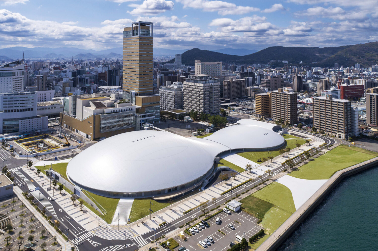 〈高松港〉岸壁と市街地が近く、観光地までのアクセスが抜群