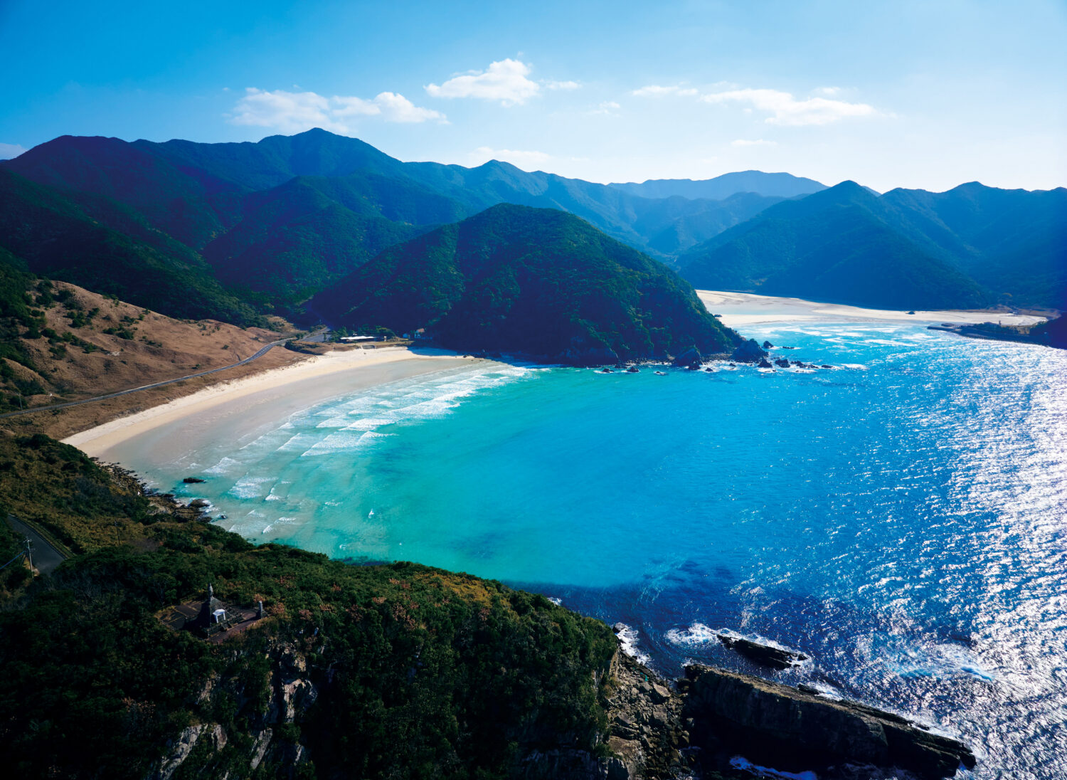 〈福江港・青方港〉椿咲く入り江と教会めぐりの五島列島