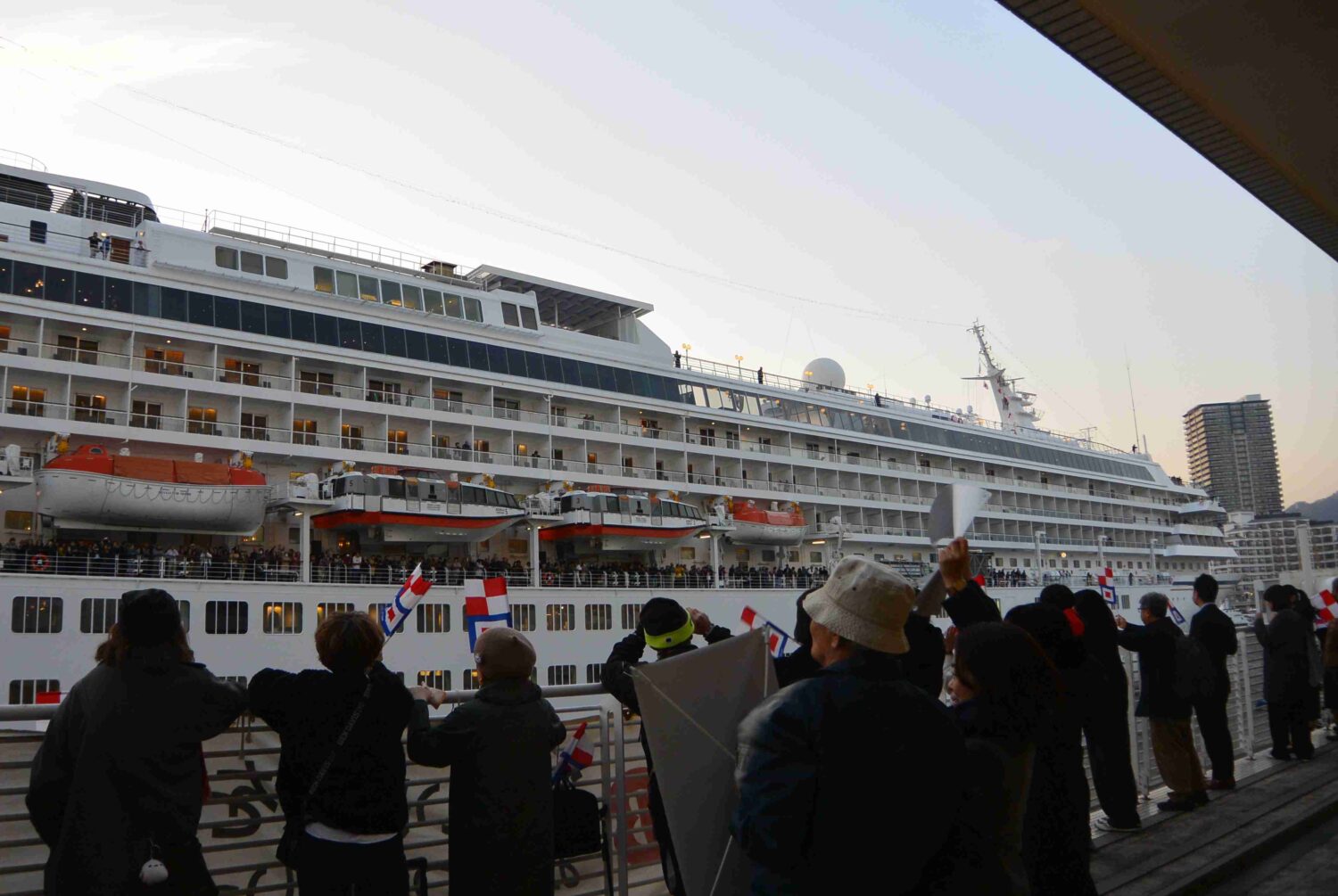 飛鳥Ⅱがアジアグランドクルーズ、神戸港で出港セレモニー
