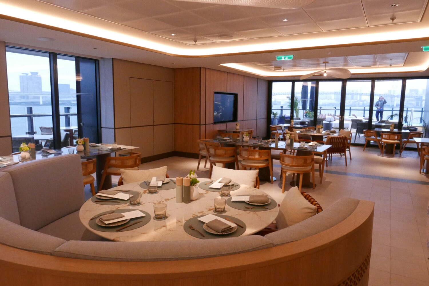 ザ・リッツ・カールトン「ルミナラ」、東京港に初入港