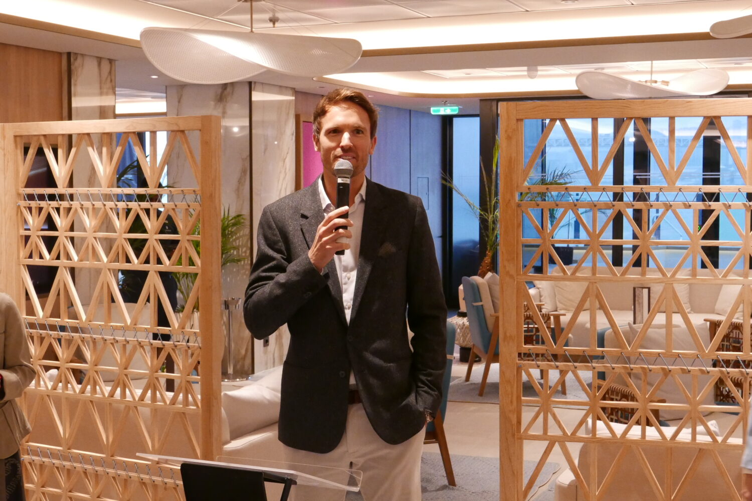 ザ・リッツ・カールトン「ルミナラ」、東京港に初入港