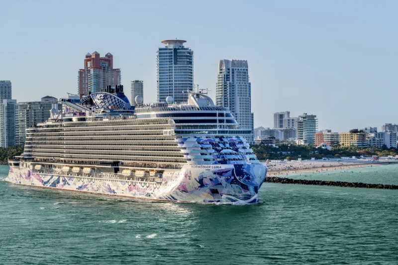 NCL、「ノルウェージャン・ルナ」命名式をマイアミで開催