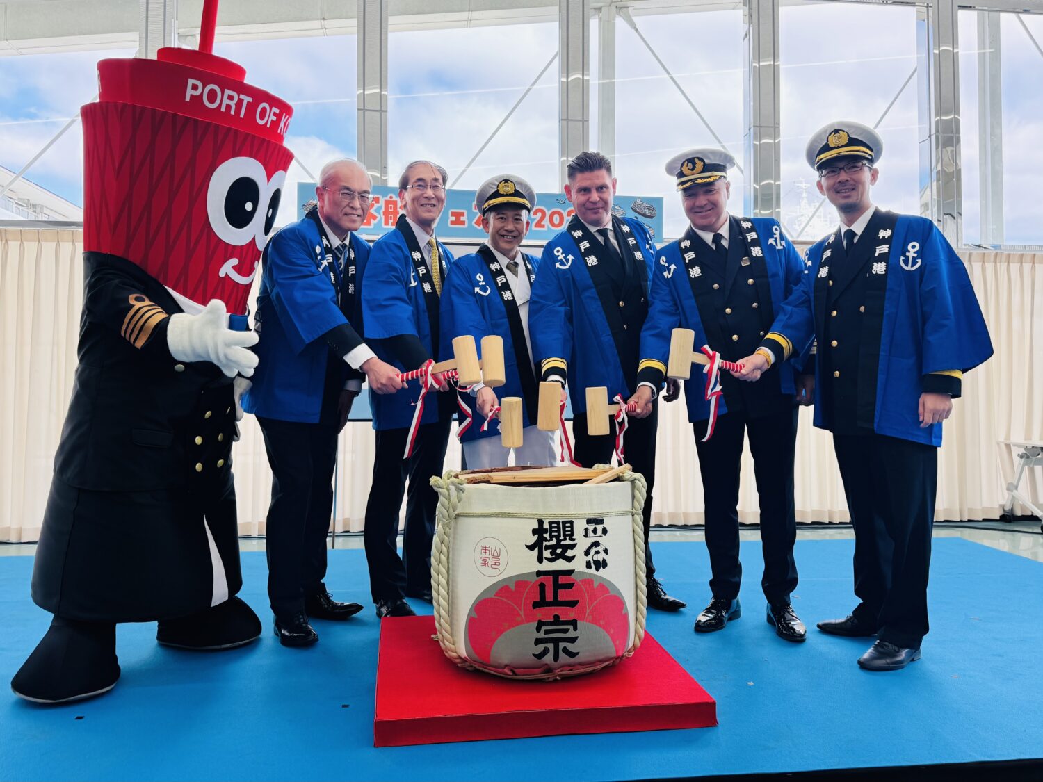 神戸港クルーズ客船4隻同時入港、記念セレモニーで鏡開き