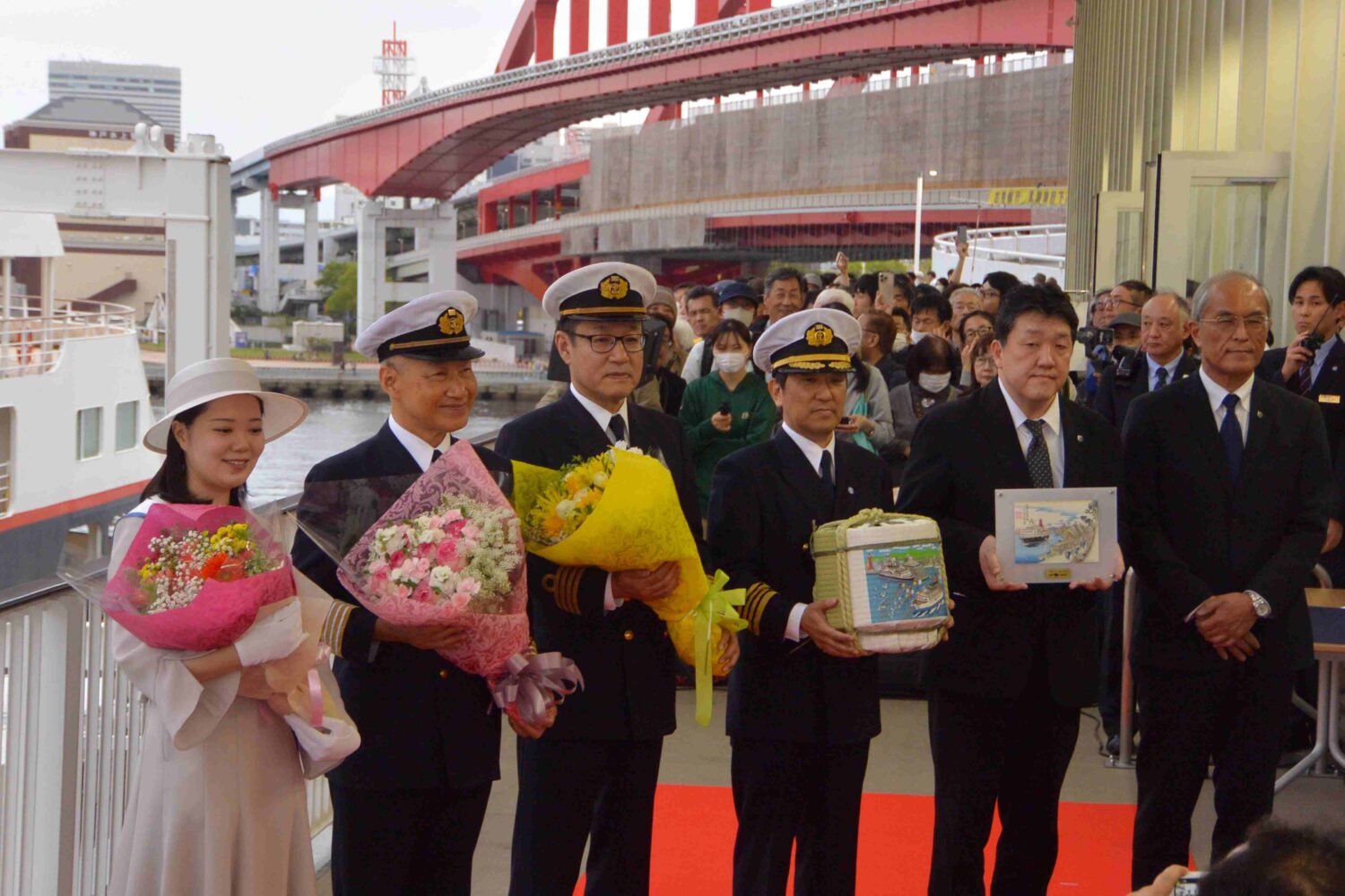 神戸港、にっぽん丸の最終航海の出港セレモニーを開催