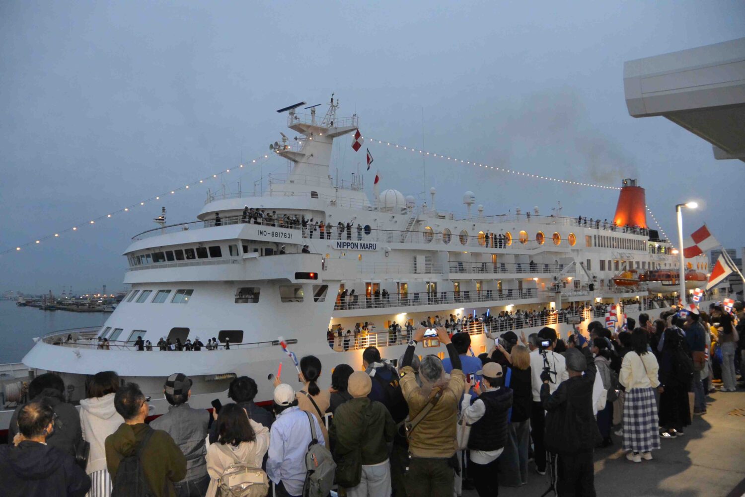 神戸港、にっぽん丸の最終航海の出港セレモニーを開催