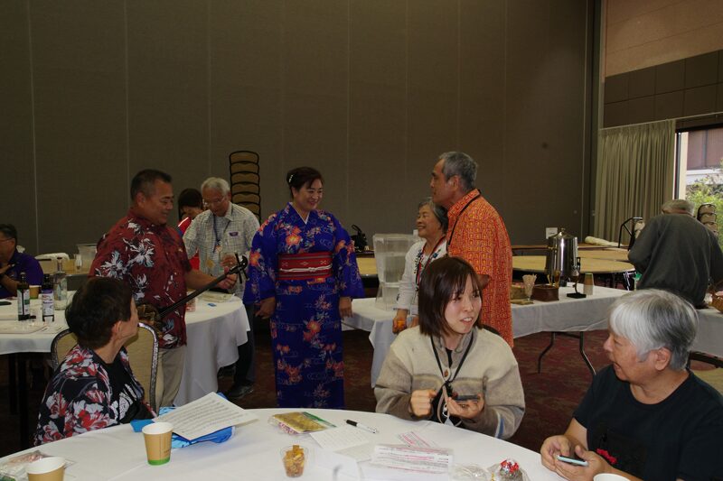 交流ツアーでは、参加者と地元OKINAWANたちとの語らいも積極的に。