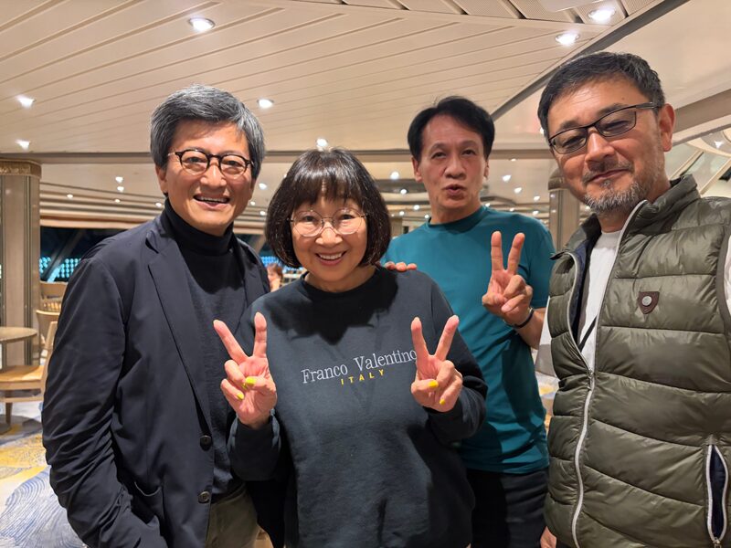 右からＩさん、Ａさん、ひとり置いて記者