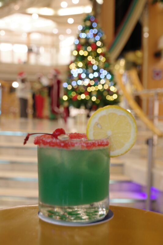 クリスマスに向けてクリエイトされたスペシャルカクテル。船内のバー＆カフェでは、時期に応じて、様々なテイストでもてなしてくれる