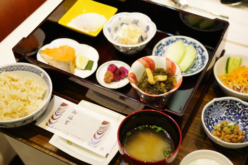 朝食・昼食では、ふたつのメインダイニングのメニューは洋食と和食に分かれる