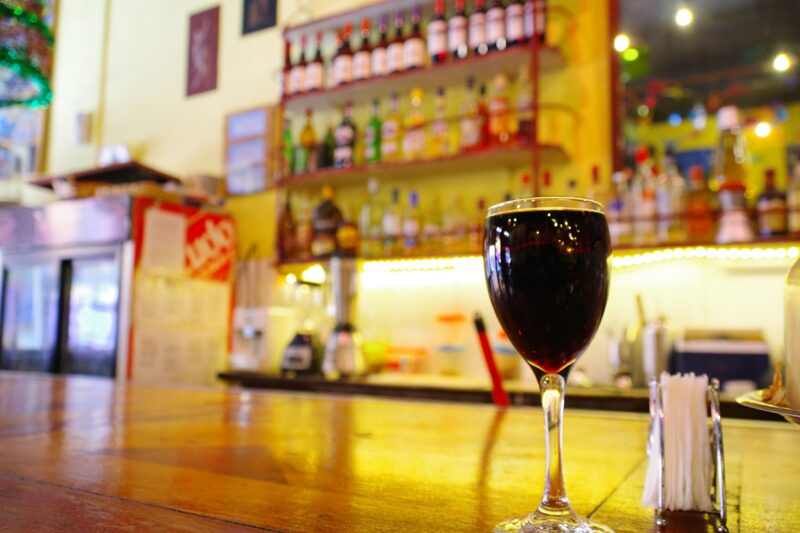 港町・バルパライソには良いバーが多い。チリワインをなみなみと。