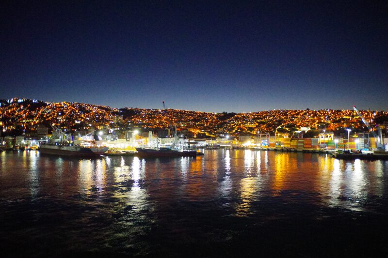 バルパライソの美しい夜景。海上から見渡せるのは、クルーズ船ならではの特権だ。