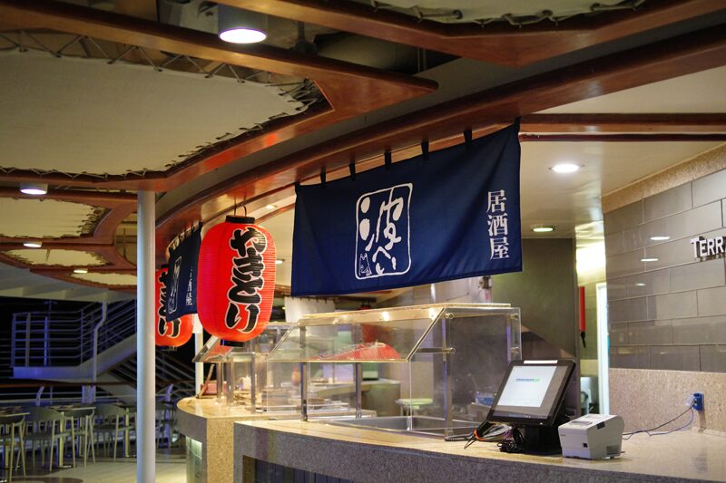 夜になるとオープンする居酒屋「波へい」（有料）。14階後方に位置しており、寒い地域や、雨天時などには、屋内に移動することもある