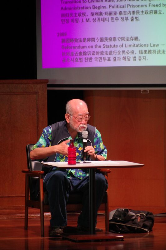 南米大陸に向かう航路上で、さまざまなラテンアメリカの歴史から、現代の諸問題に至るまで、連日の講義を行った、ジャーナリストの伊高浩昭氏。乗船中にアメリカ合州国によるベネズエラ侵攻もあり、ティピカルな講義となった
