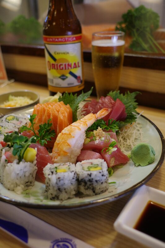 リベルダージの老舗、寿し安は、本国さながらのさまざまな日本料理を供する。