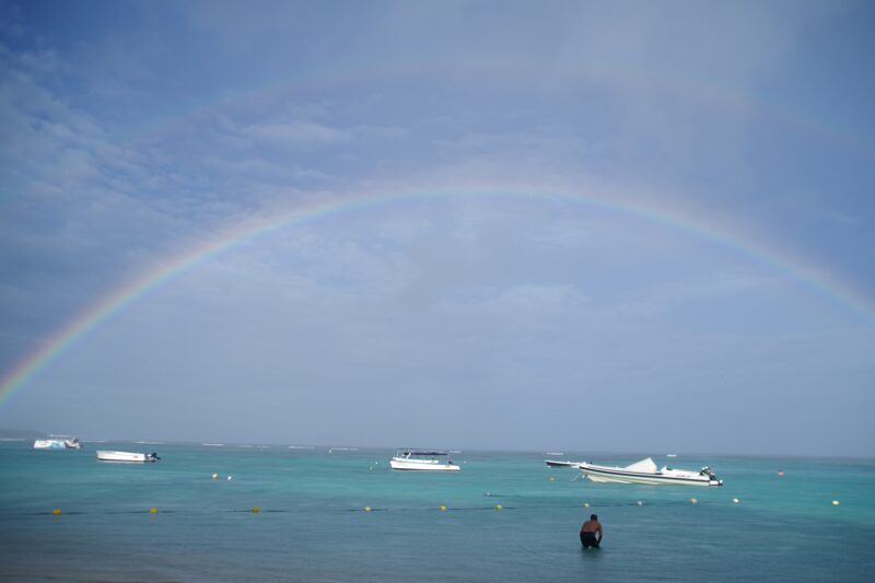 ポートルイス港から20㎞ほどのトル=オー=ビッシュ(Trou aux Biches Beach )へ。スコールの後に現れたダブルレインボーに心を奪われた。旅のすべてを包容するがごとくの、完璧なる曲線だった。