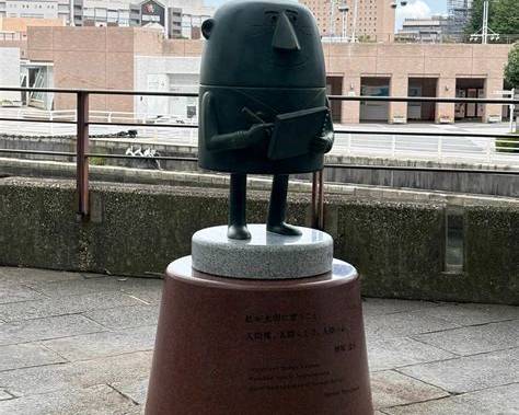 日本丸メモリアルパークに「柳原良平 アンクル像」建立